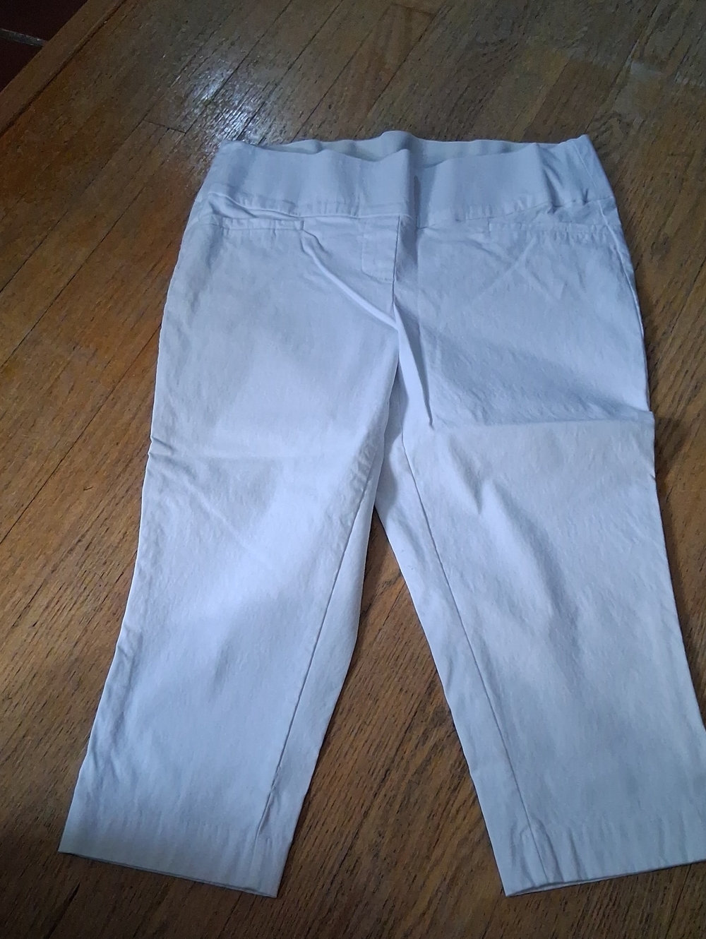 Apt. 9 Pull On White Capris